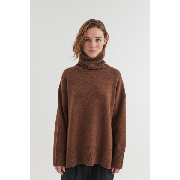 Basic Apparel Liz T-Neck (fondue fudge)